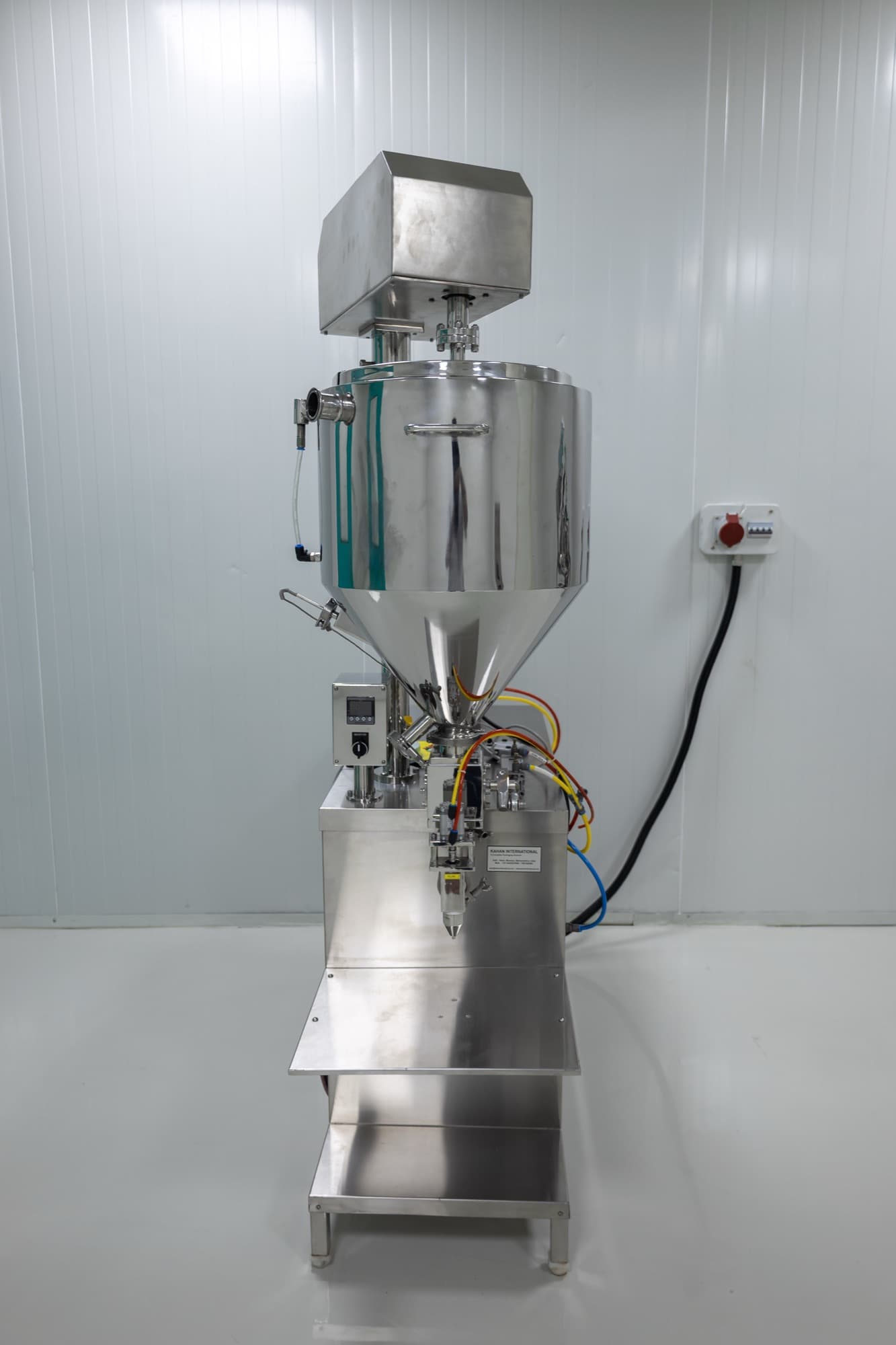 Filling machine with hopper