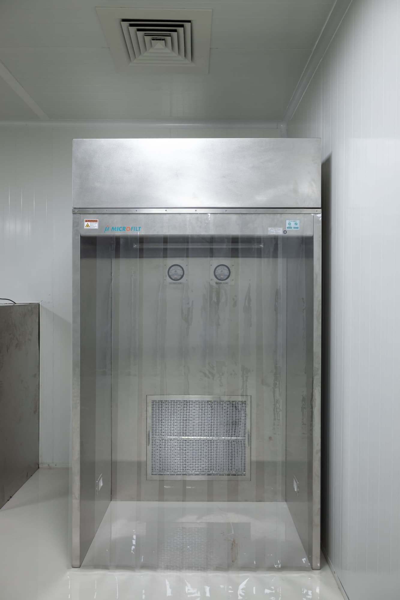 Laminar air-flow dispensing booth