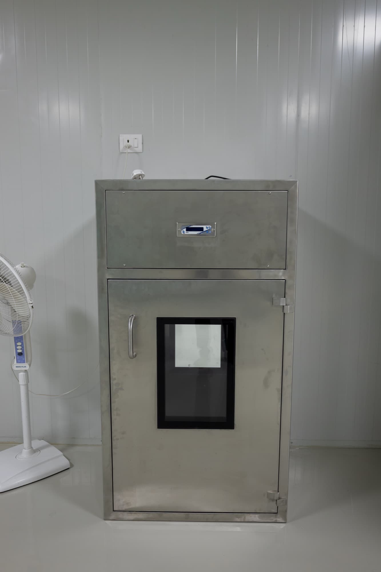 Stainless-steel pass box